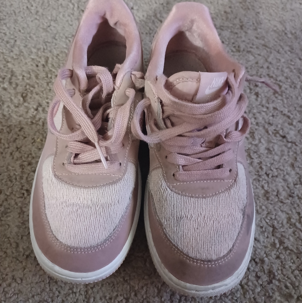 Girls nikes